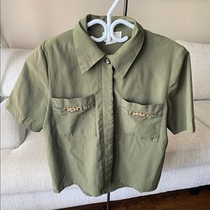 Blouse with decorative metal knot on the breast pockets